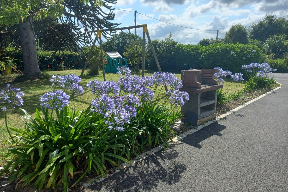 Jardin avec jeux et barbecue