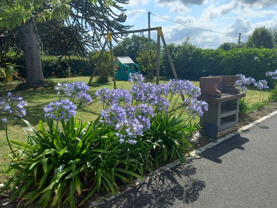Jardin avec jeux et barbecue