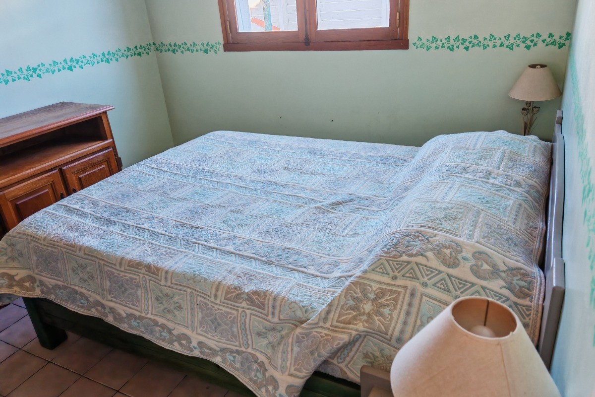 Chambre 2 avec un lit en 140