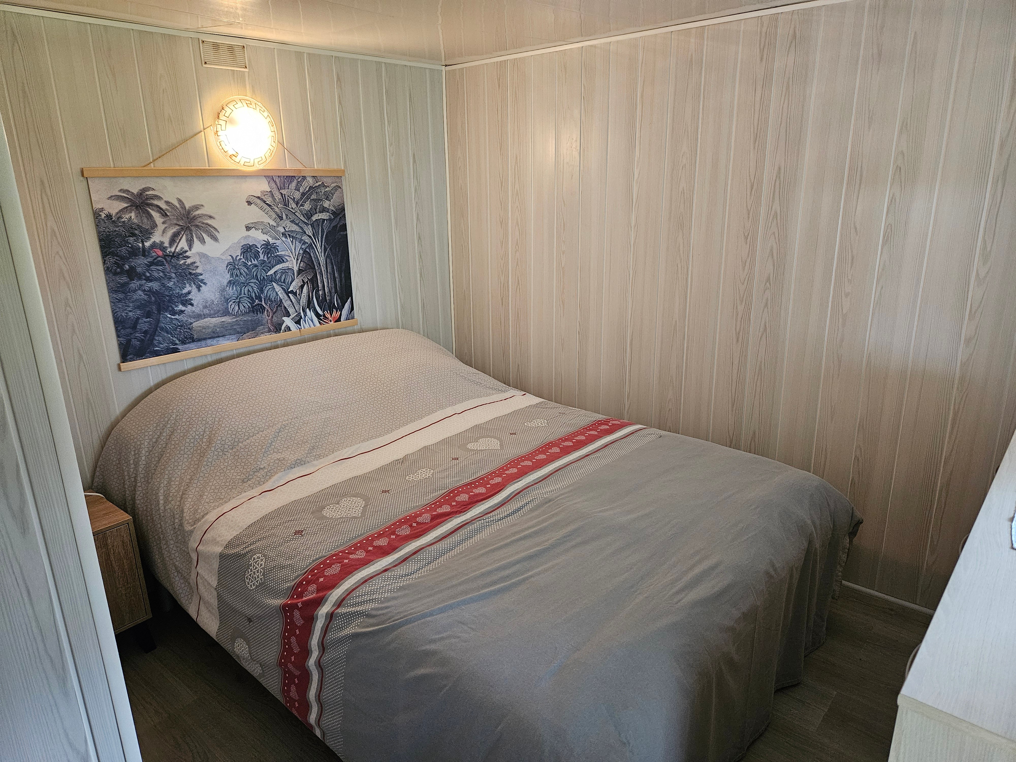 Room - Gite on the banks of the Canal de l'Est and the wild Meuse river