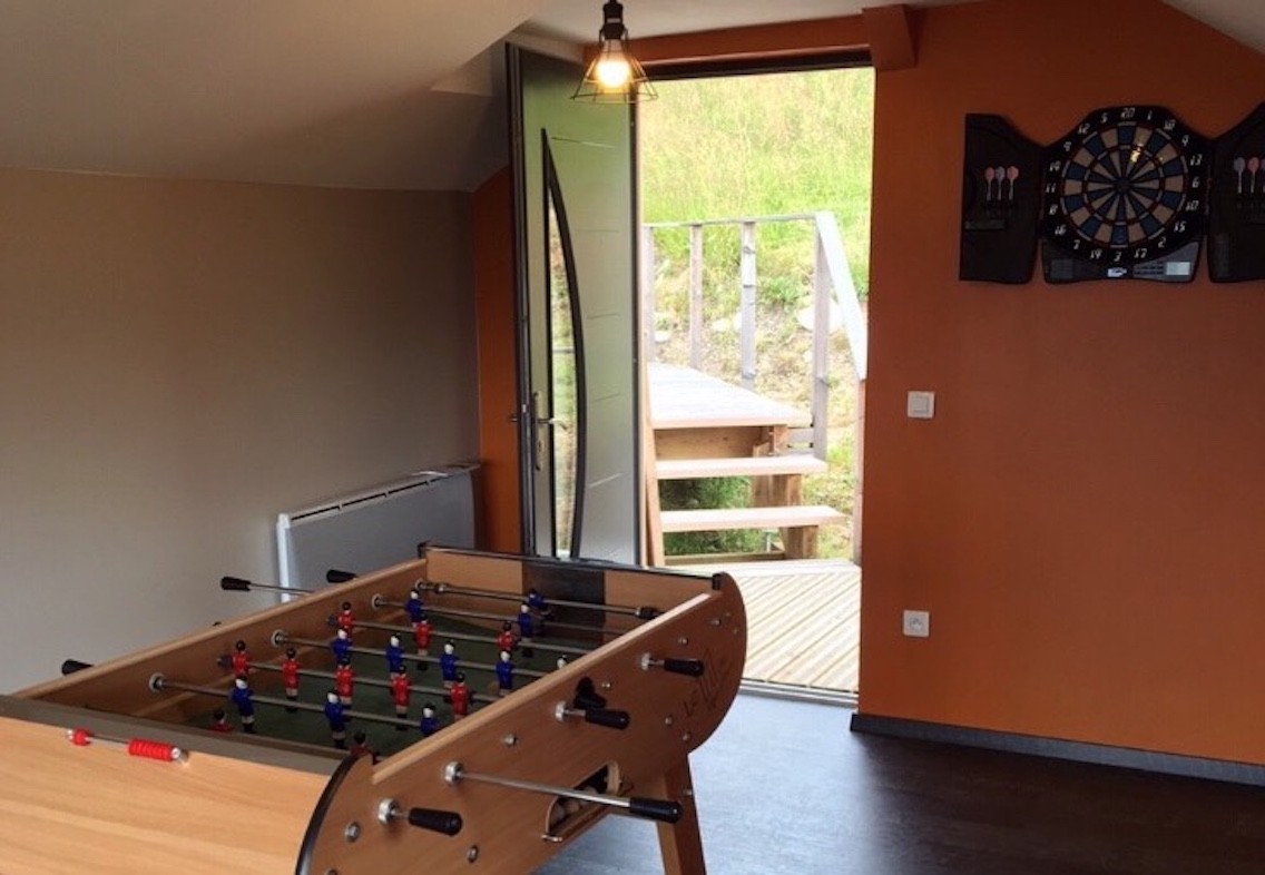 Salle de jeux avec vue lac, babyfoot, fléchettes, playmobils, jeux, livres. Canapé et enceinte wifi