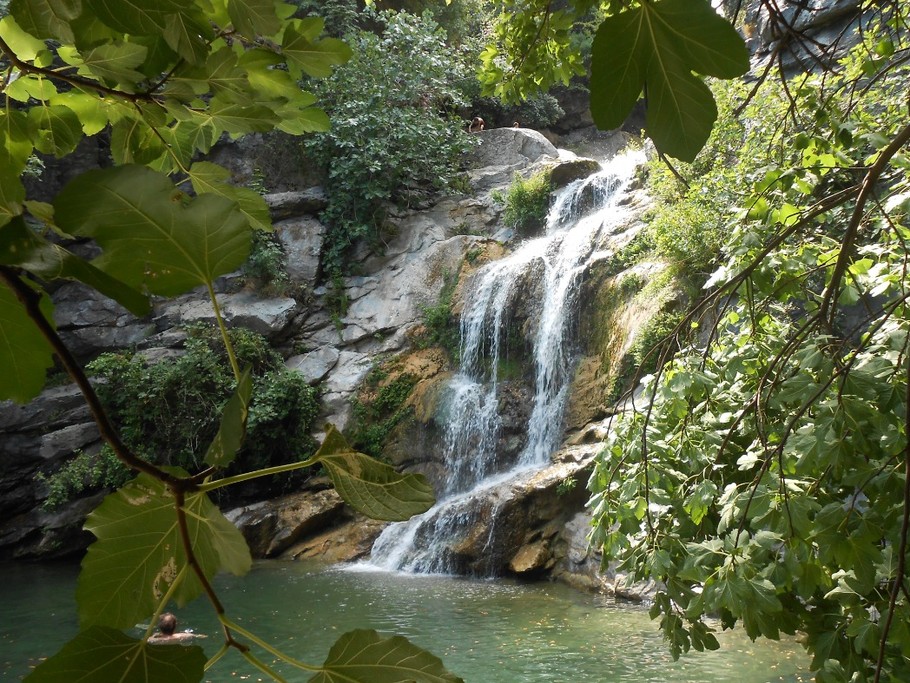 Cascade et piscine naturelle de Bucatoggio à 10mn de route de la villa "Etoile de mer".