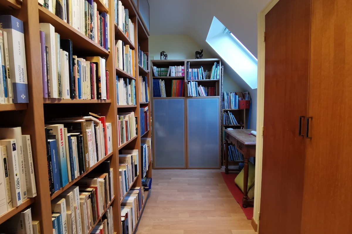 Bibliothèque dans le couloir de l'étage