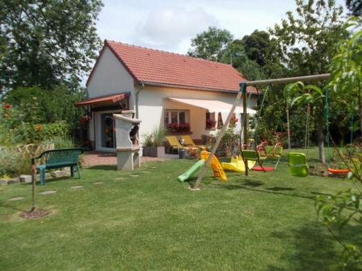 la proprietée avec barbecue est jeux pour les enfants
