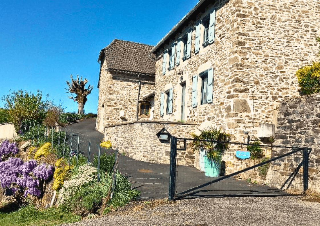Façade en pierre typique du Cantal, maison de village à Lapeyrugue