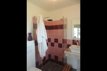 Chambres d'hôtes avec piscine dans le Parc naturel régional du Pilat - Salle d'eau de la  Chambre Raisin