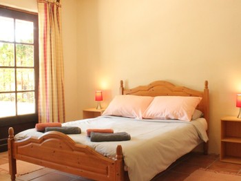 Au rez-de-chaussée, une première chambre double avec accès direct à la terrasse privée