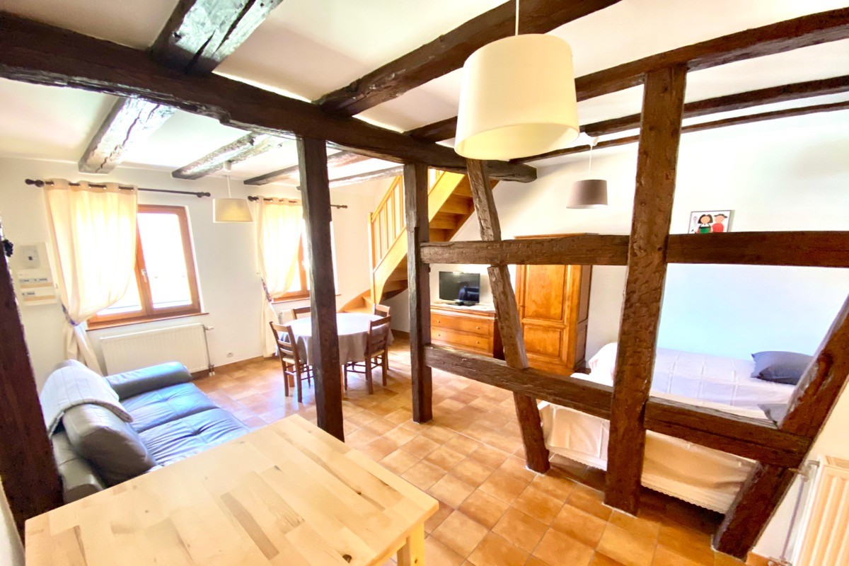 L'appartement est composé de 2 niveaux, au fond l'escalier intérieur accédant à la suite parentale de l'étage