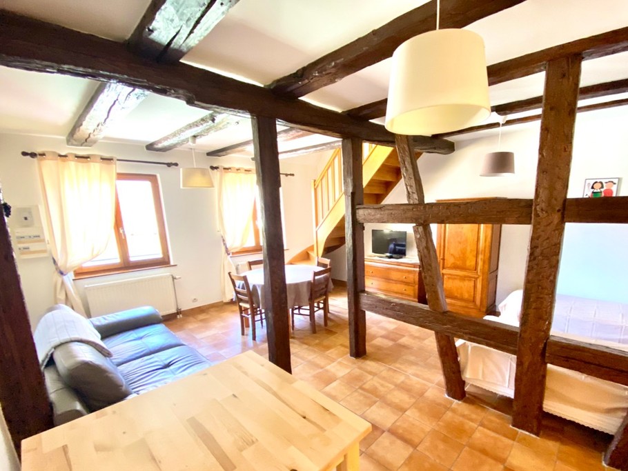 L'appartement est composé de 2 niveaux, au fond l'escalier intérieur accédant à la suite parentale de l'étage