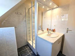 Salle d'eau avec douche et WC à l'étage