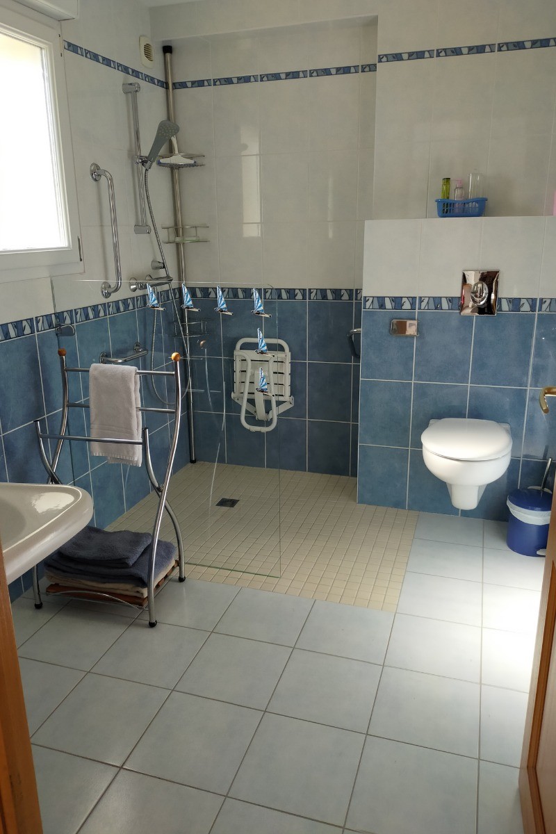 douche et WC adaptés personne à mobilité réduite