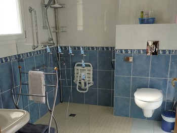 douche et WC adaptés personne à mobilité réduite