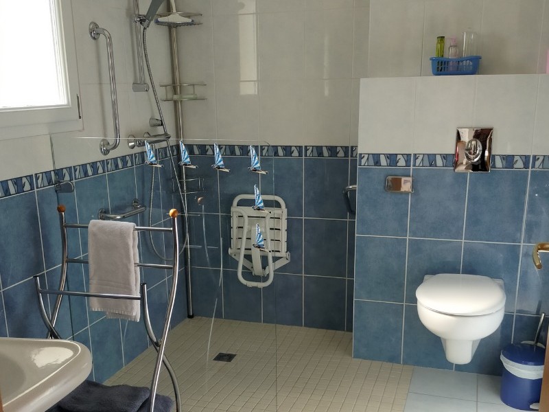 douche et WC adaptés personne à mobilité réduite