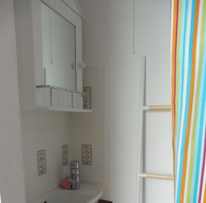 Le coin douche et lavabo de la chambre enfants au premier étage