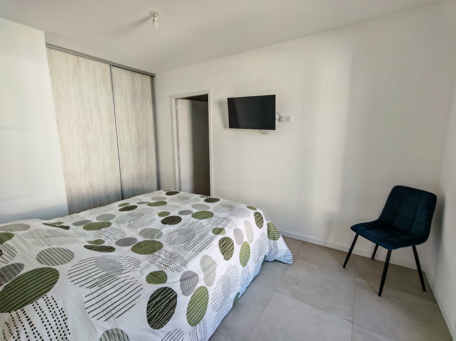Bedroom with 160 cm bed - Left-hand night section