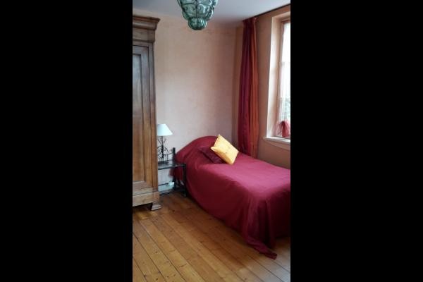 Chambre rouge grande pour 3 personnes avec possibilité lit bebe