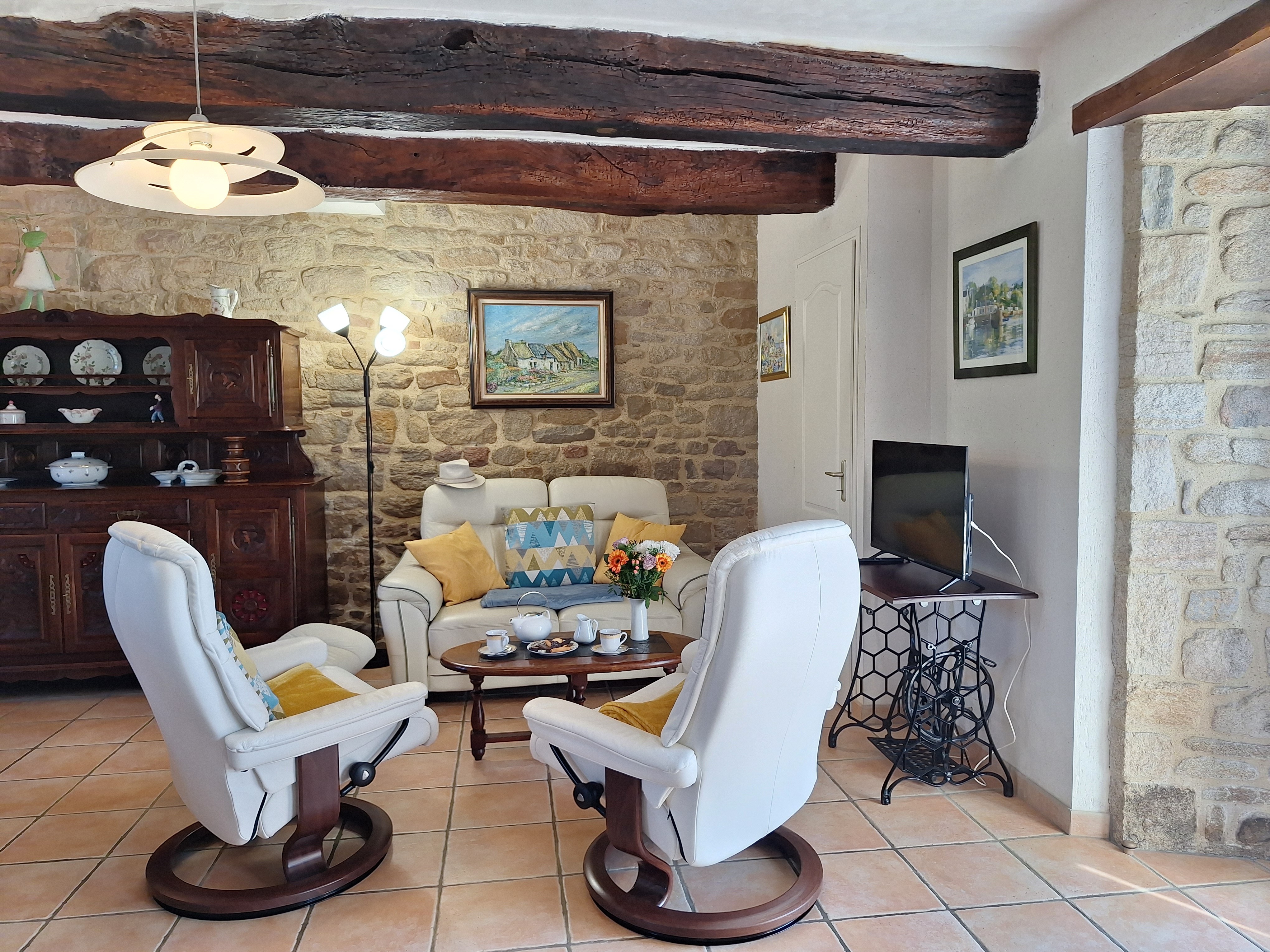 The charm of stone and wood: a comfortable lounge with seating for 4/5 guests.
