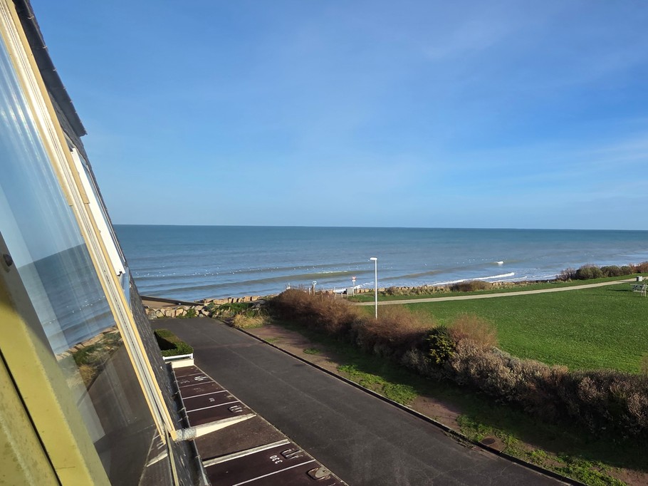 Flat in Bernières sur Mer facing the sea