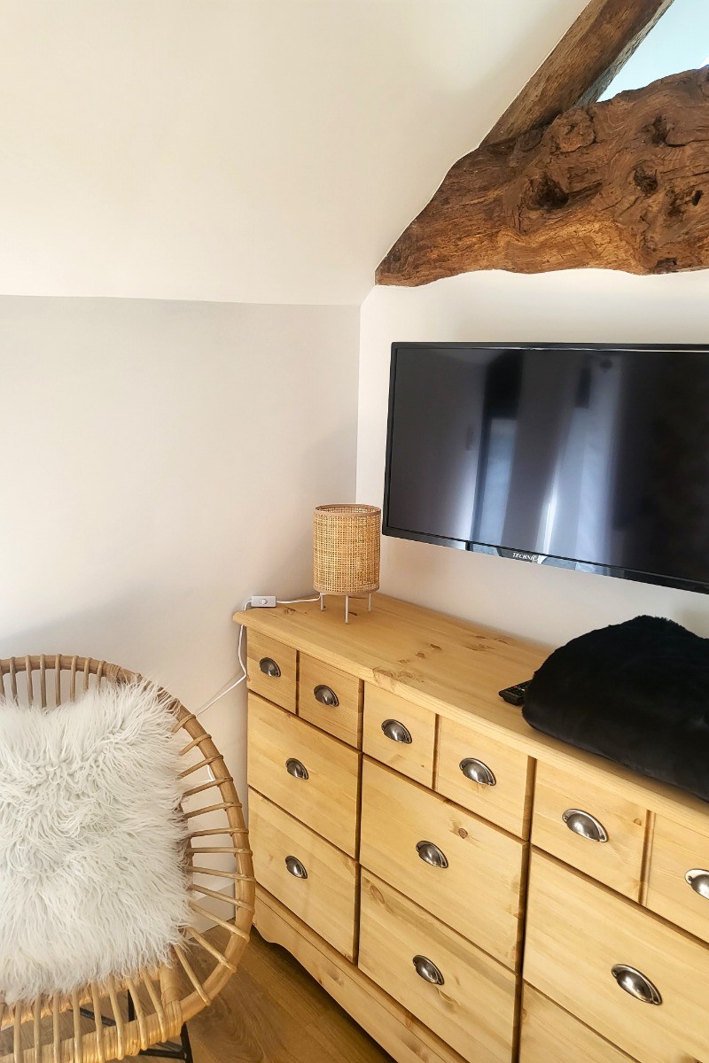 Chambre 1 pour deux personnes avec TV et sa grande salle de bain double vasques (baignoire et douche) et WC séparés. Possibilité d'un couchage d'appoint.