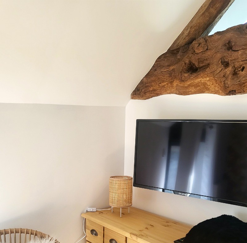 Chambre 1 pour deux personnes avec TV et sa grande salle de bain double vasques (baignoire et douche) et WC séparés. Possibilité d'un couchage d'appoint.