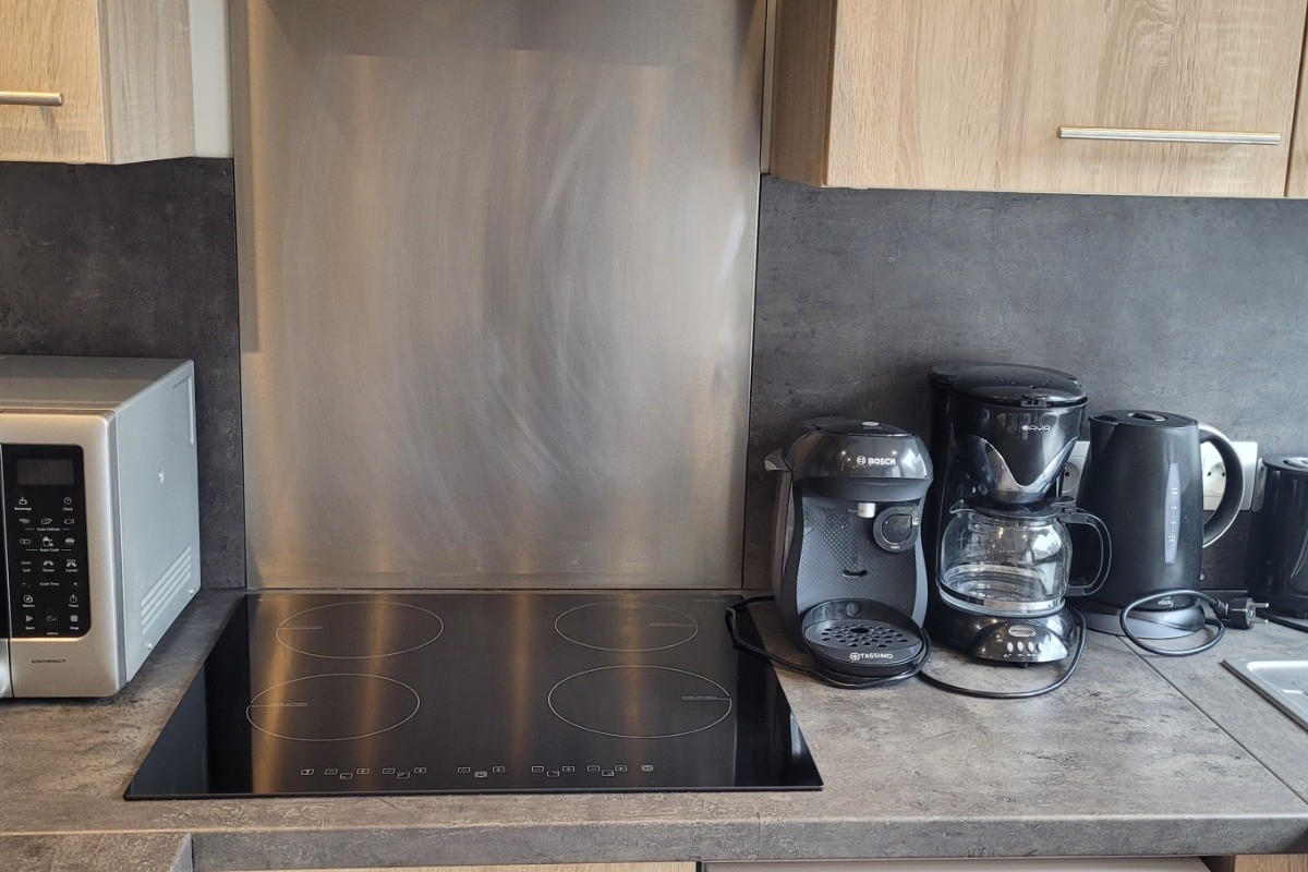 Equipements cuisine : 2 cafetières : filtre ou Tassimo, bouilloire, grille-pain...