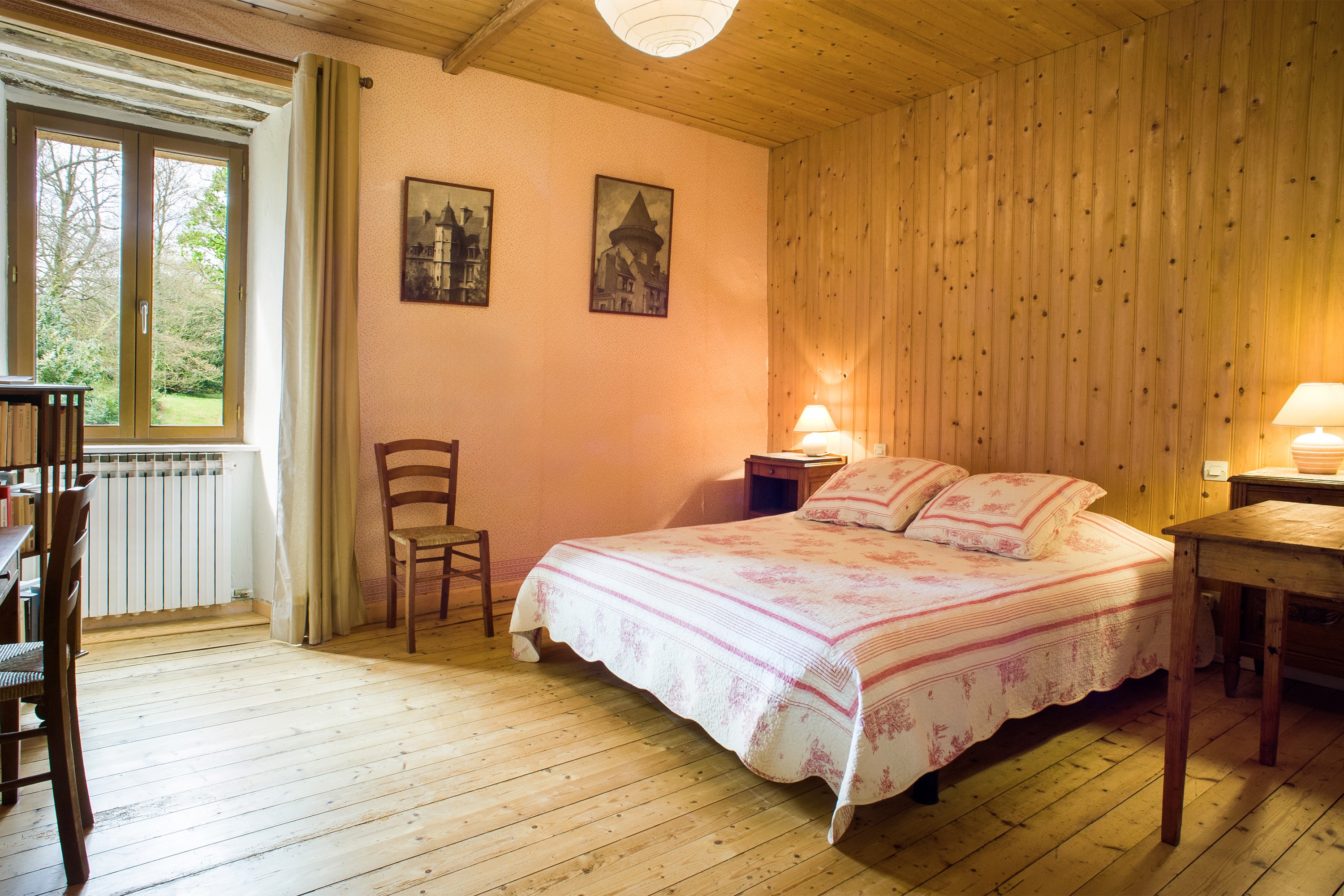 La chambre "rétro"  à l'étage (lit 2 personnes de 160 cm)