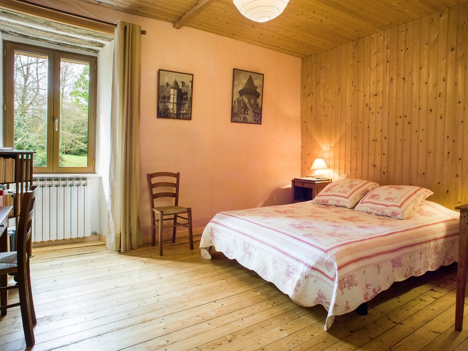 La chambre "rétro"  à l'étage (lit 2 personnes de 160 cm)