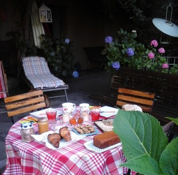 petit déjeuner gourmand sur la terrasse