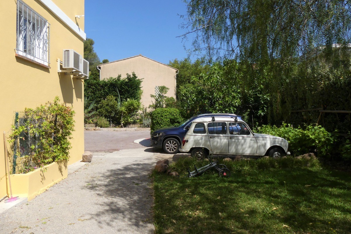 Parking privatif à la villa