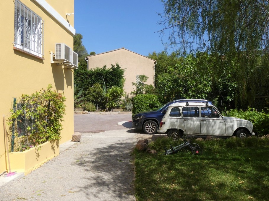 Parking privatif à la villa