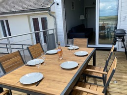 Terrasse avec grande baie vitrée