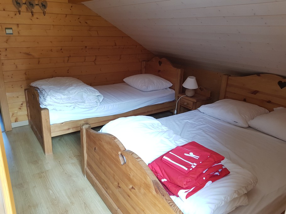 Chambre n°1 avec 1 lit simple et 1 lit double - Chalet familial Mauselaine - Séjour nature au cœur des Vosges
