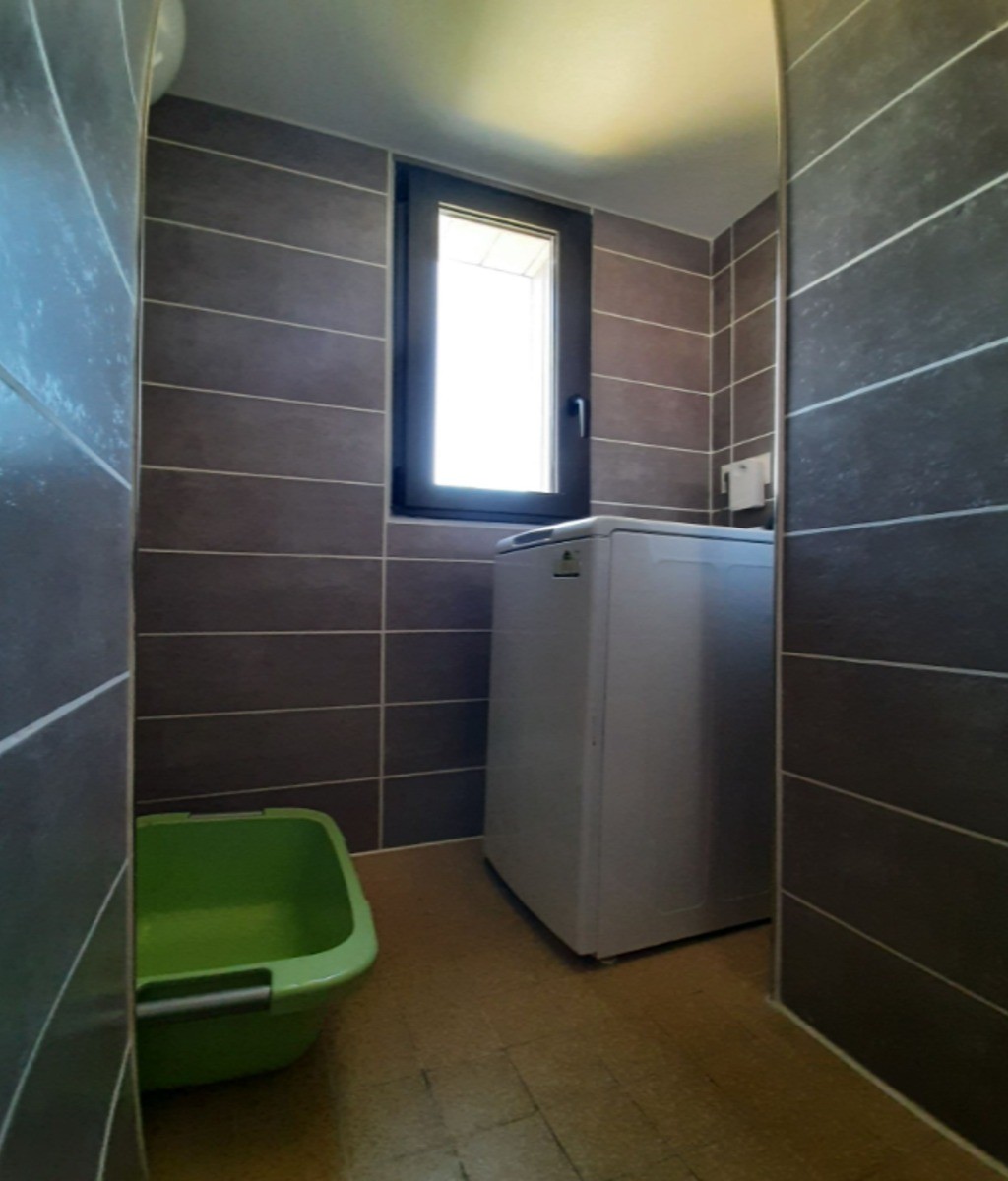 2 lave-linge à votre disposition, à partager avec les 5 autres appartements.