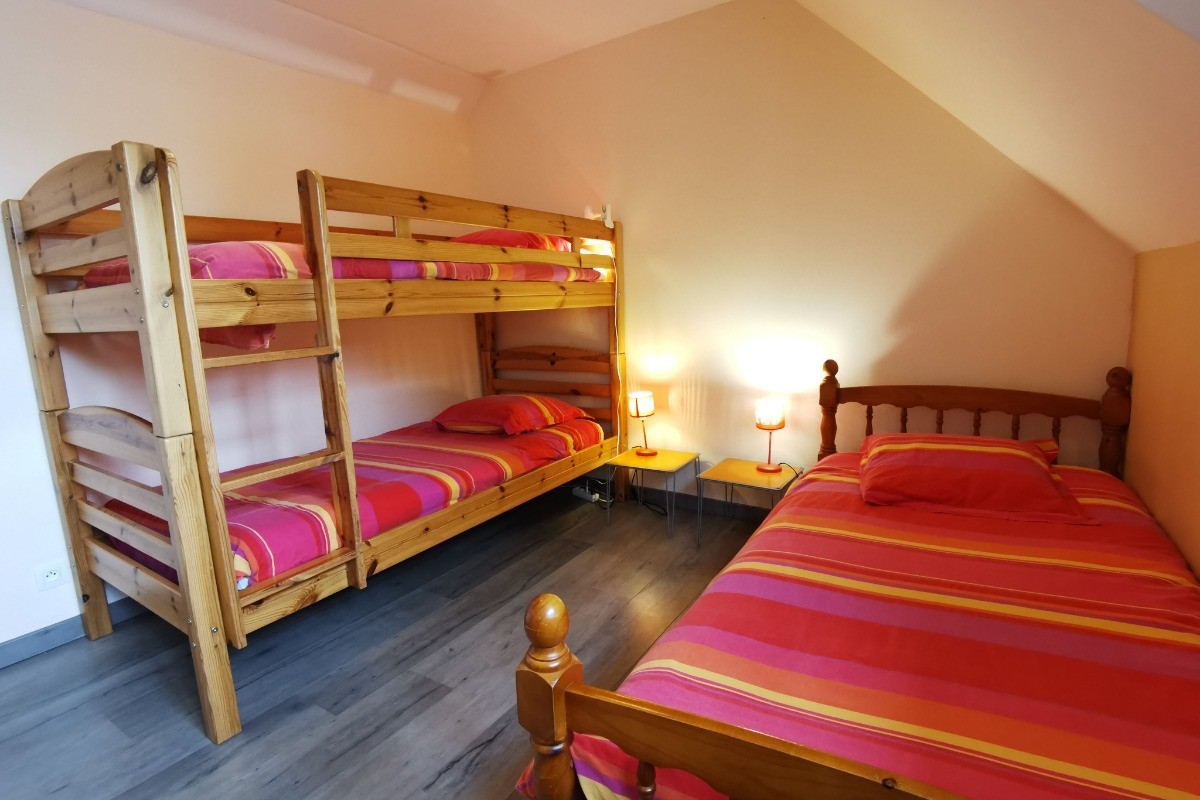 1er étage côté cuisine: une chambre avec 3 lits 90