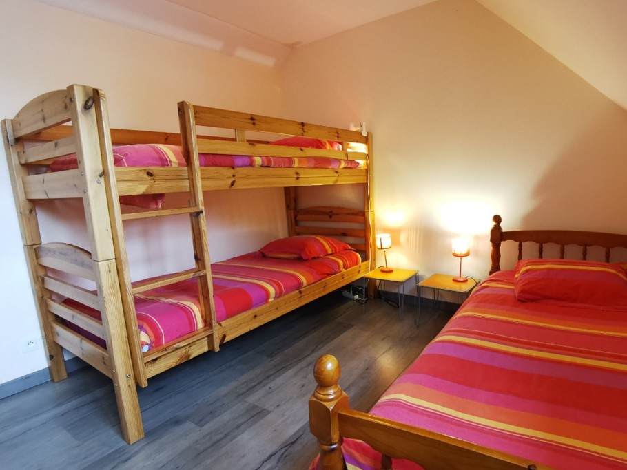 1er étage côté cuisine: une chambre avec 3 lits 90