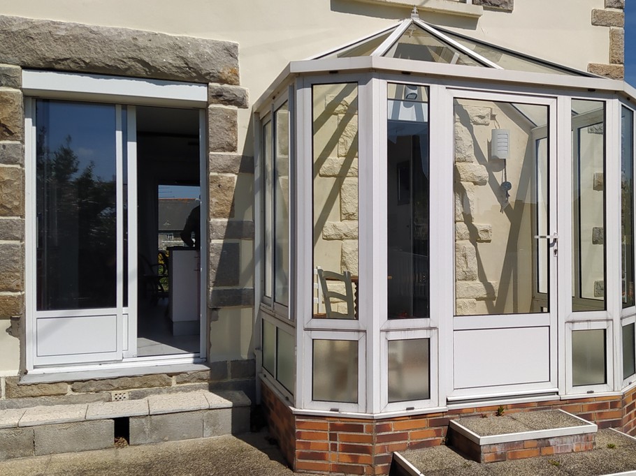 Façade avant de la maison avec cour, stationnement privatif extérieur devant le garage. Garage sécurisé pour stocker vos vélos, poussettes, paddle, etc.