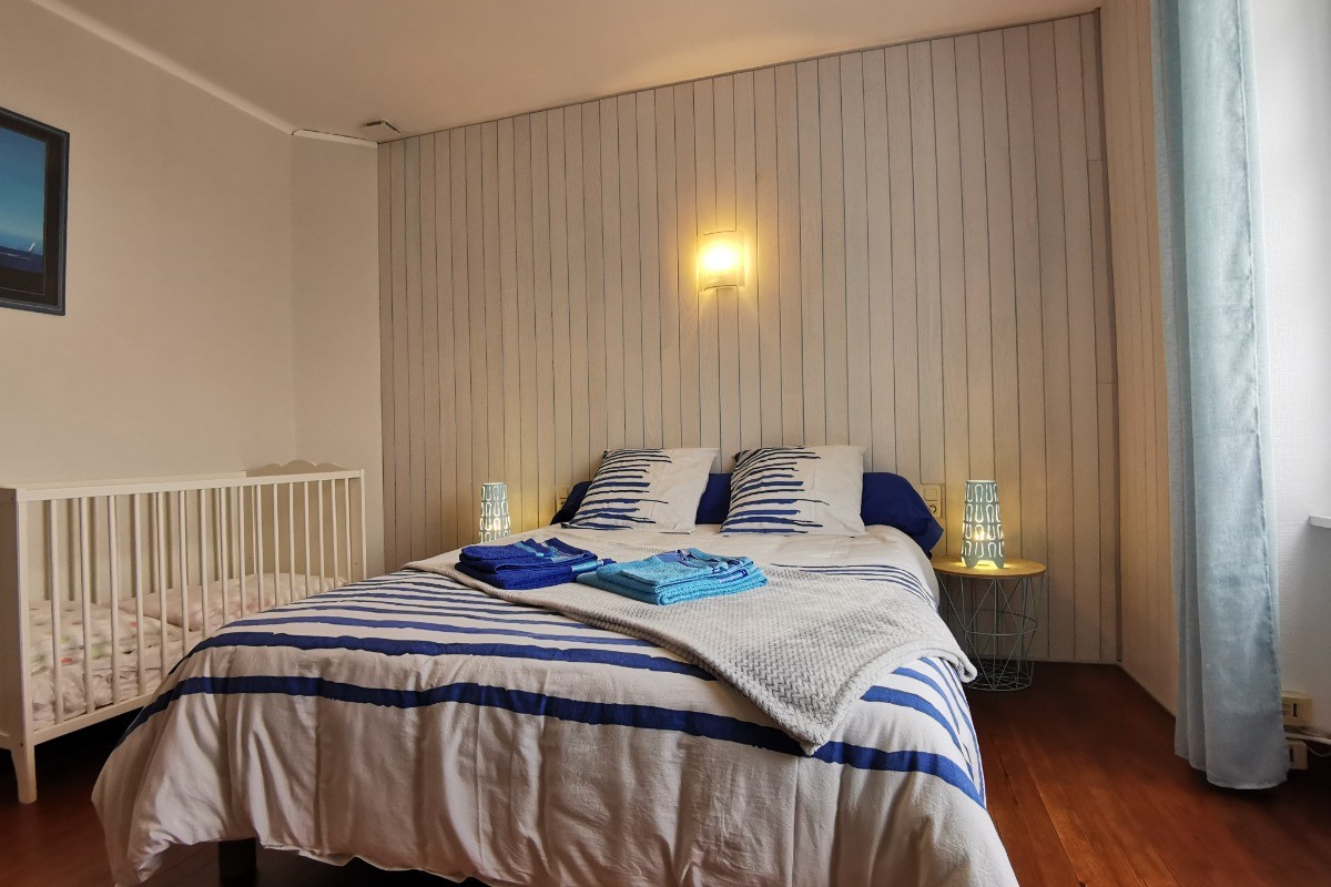 chambre 1 avec lit 140*190cm et placard penderie