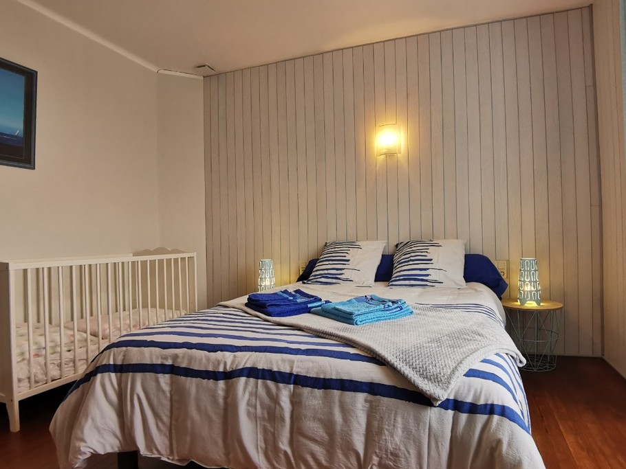 chambre 1 avec lit 140*190cm et placard penderie