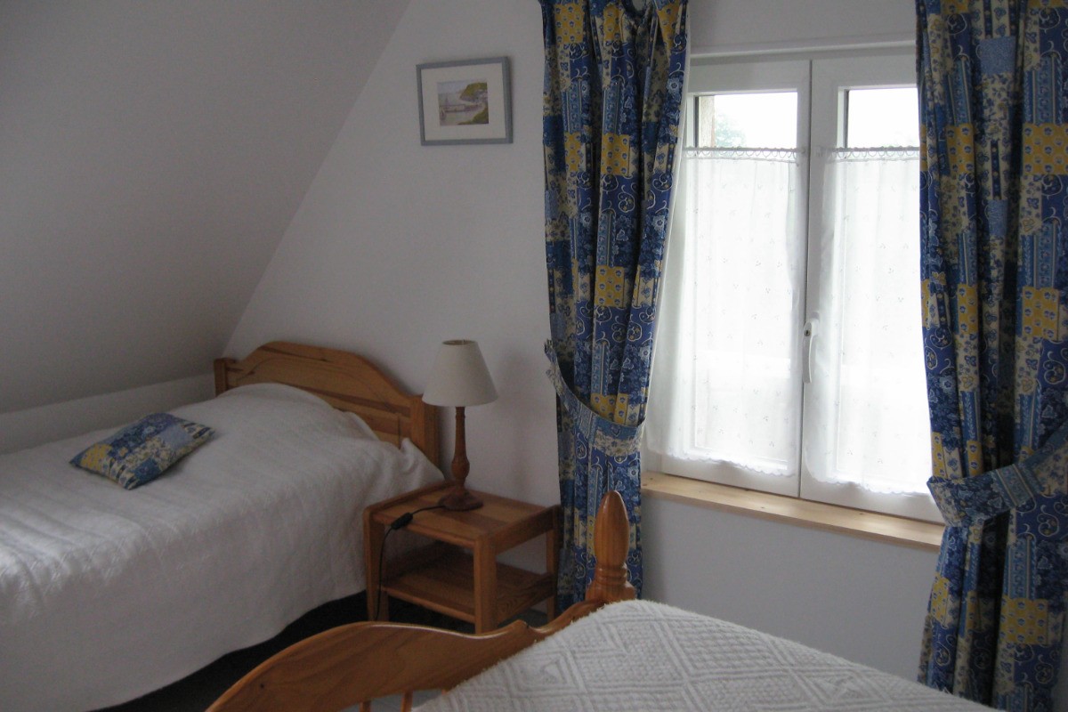 la chambre bleu avec 1 lit de 140 pour 2 personnes et 1 lit de 90 pour 1 personne.
