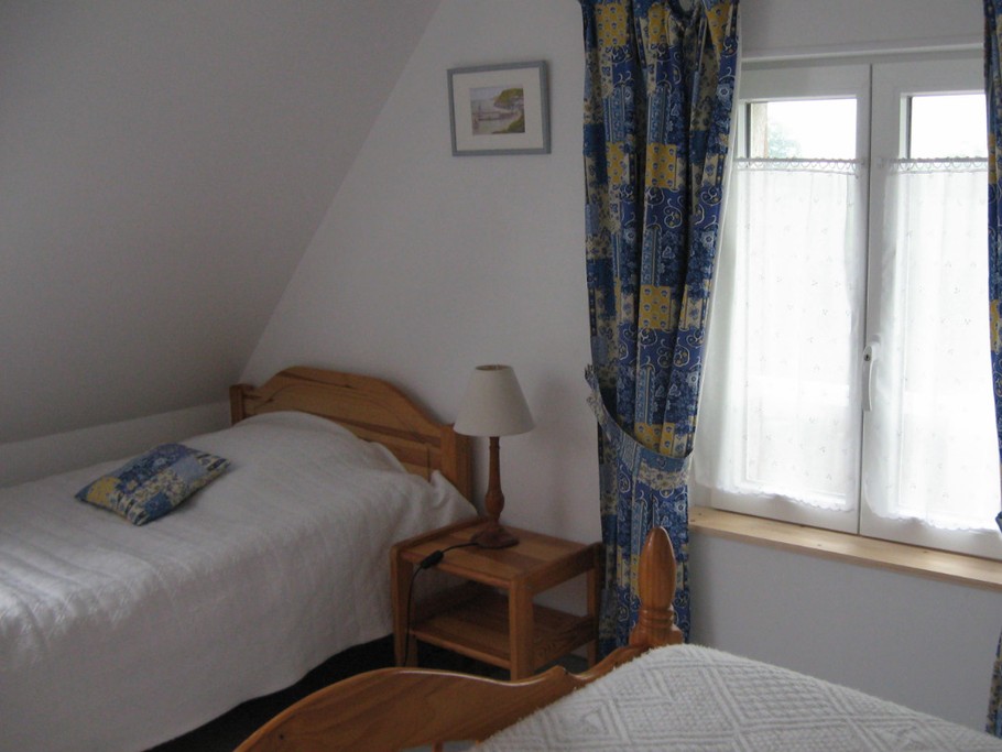 la chambre bleu avec 1 lit de 140 pour 2 personnes et 1 lit de 90 pour 1 personne.