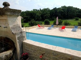 Les Ânes de Forcalquier : piscine et transats
