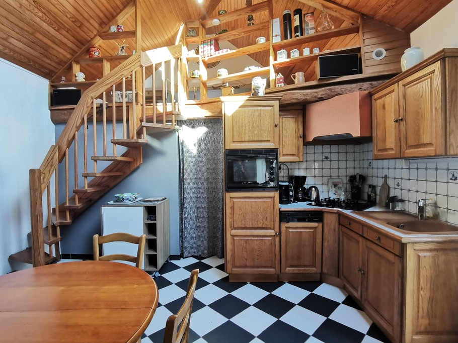 fully fitted kitchen