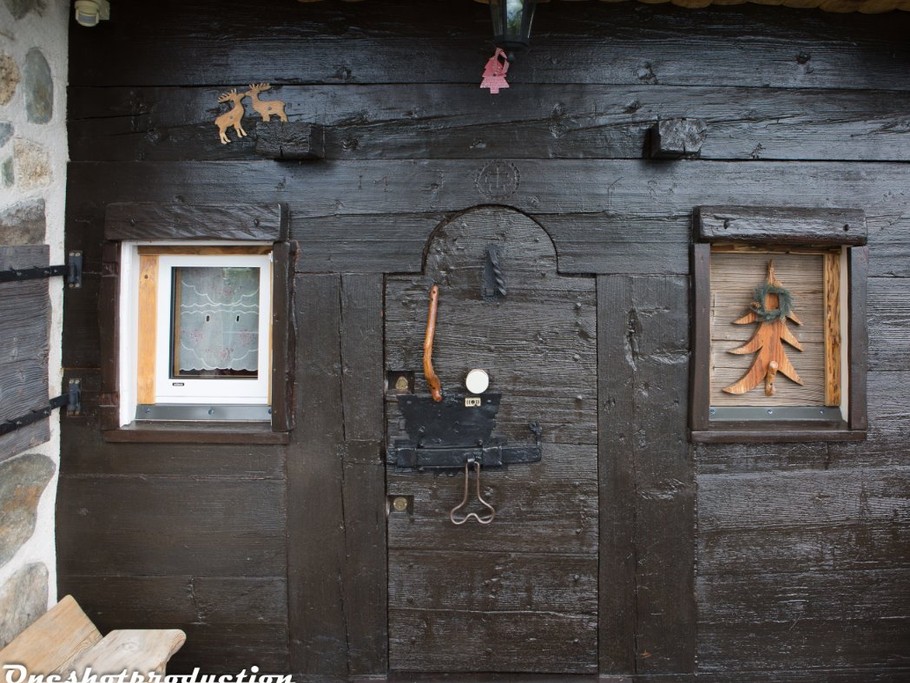 ENTREE DU CHALET DEPUIS LA TERRASSE