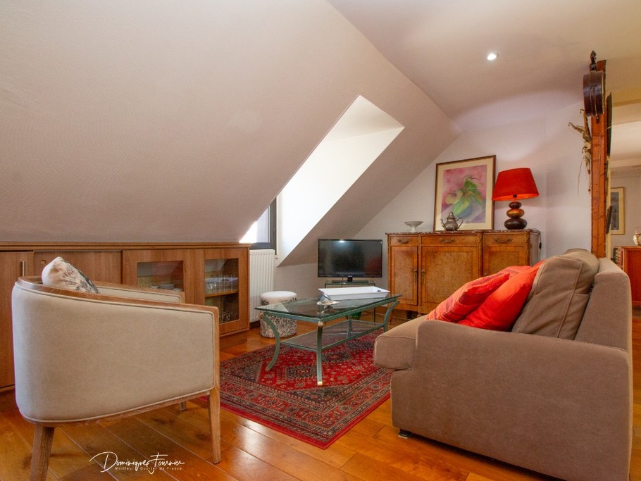 Coin détente avec canapé et télévision