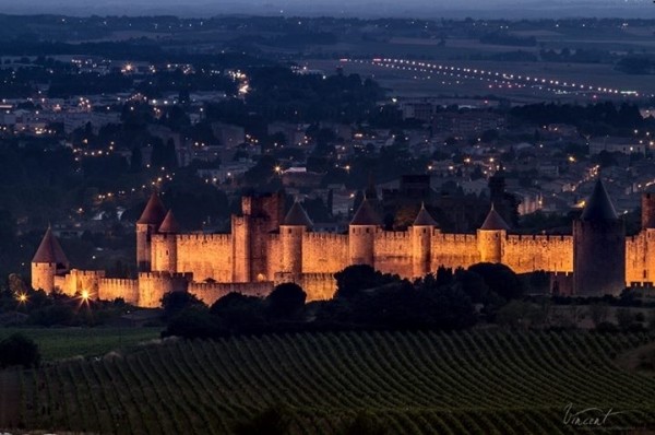 la cité éclairée la nuit