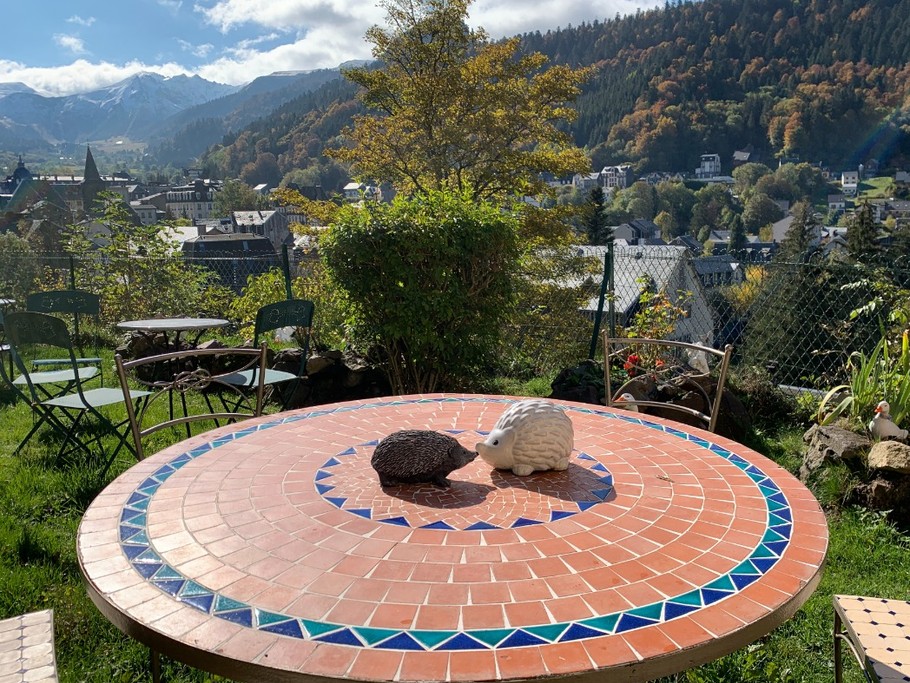 Vue panoramique du jardin de la villa val rose et possibilités de prendre vos repas