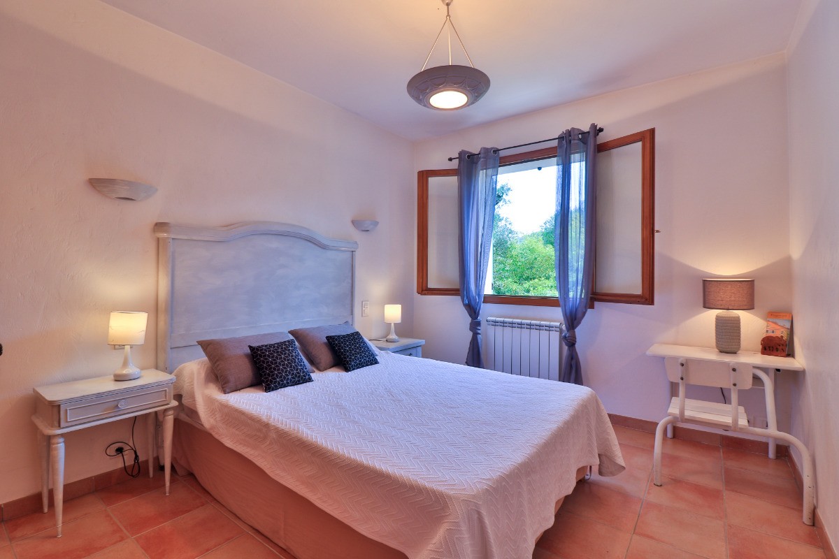 BELLE CHAMBRE sud sans vis a vis