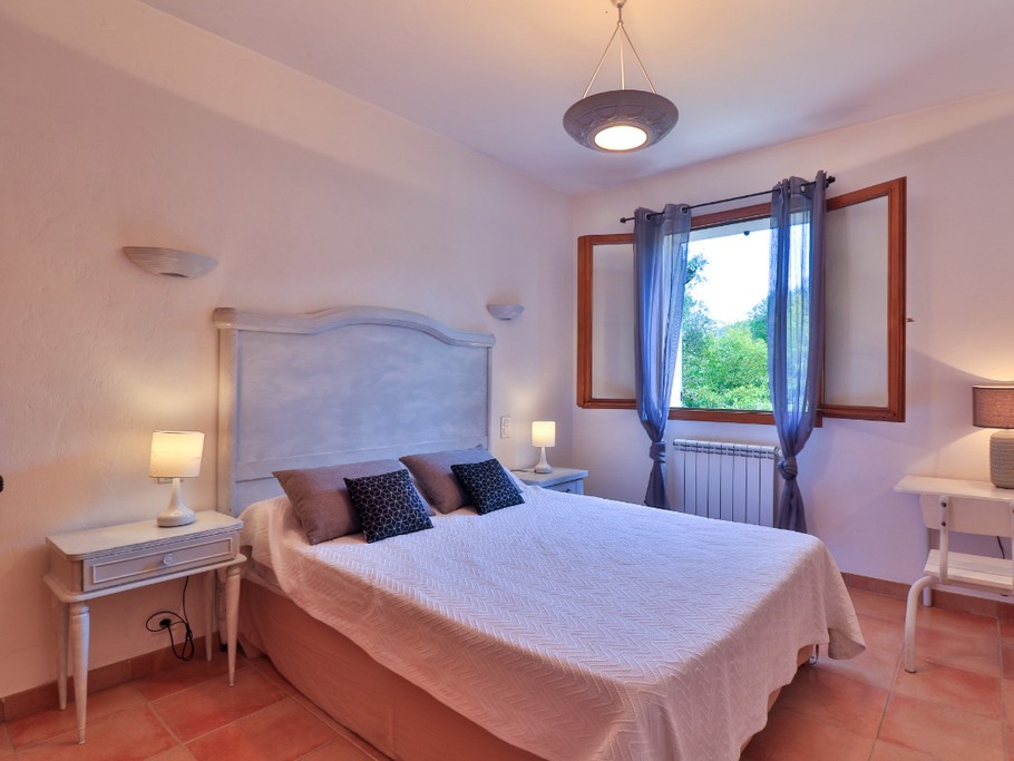 BELLE CHAMBRE sud sans vis a vis