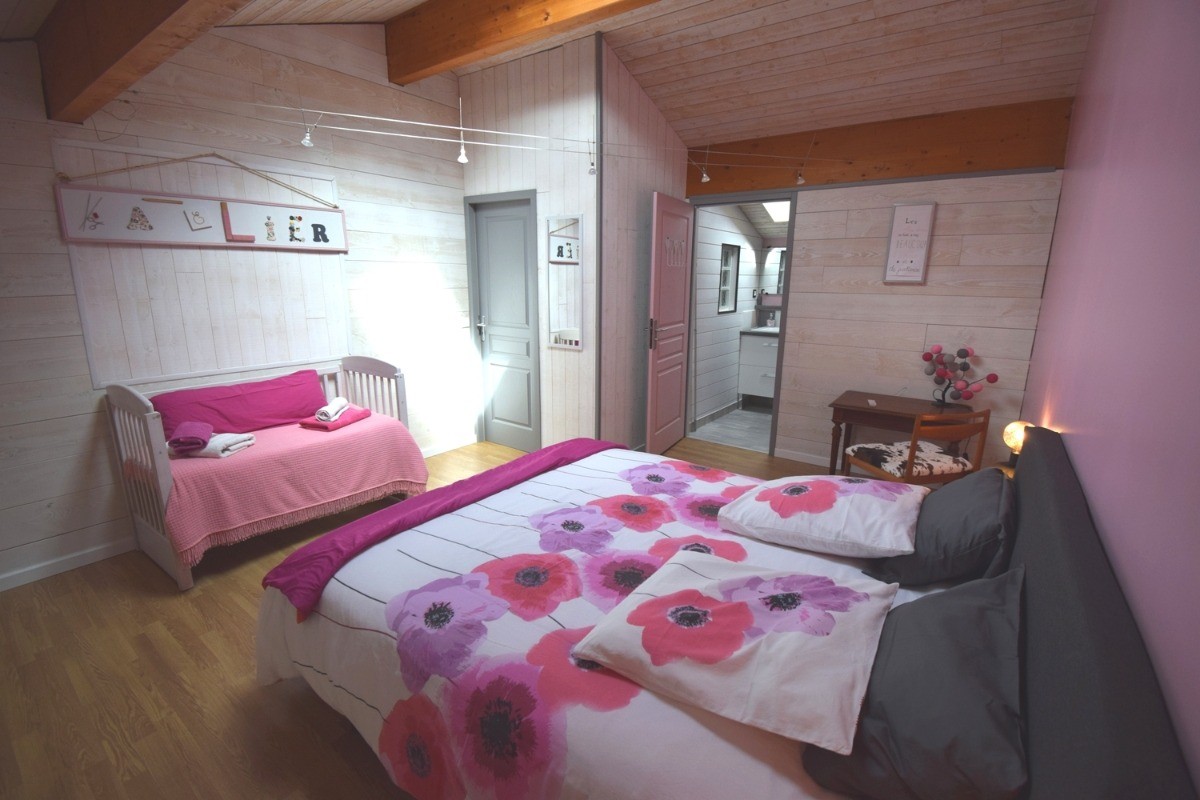 Chambre 5, la parentale avec un lit en 160 et sa salle d eau