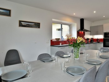 Grande pièce de vie avec coin séjour, coin salon et coin cuisine.
Grande cuisine ouverte, aménagée et toute équipée.